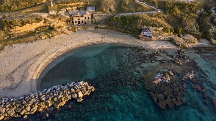 L’incredibile chiesetta scavata nella roccia, a due passi dal mare