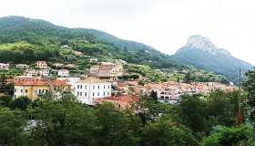 Calice Ligure, il borgo degli artisti (amato da Andy Warhol)