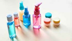 Il segreto di viaggiare leggeri con prodotti travel-size