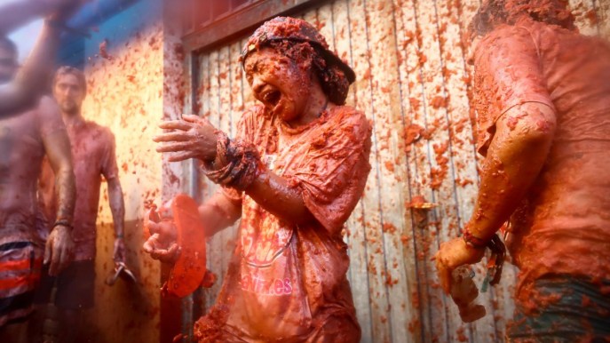 Spagna, Buñol si tinge di rosso. È iniziata la guerra all’ultimo pomodoro