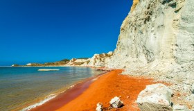 Esiste una spiaggia che ha rubato il colore al tramonto: è un incanto