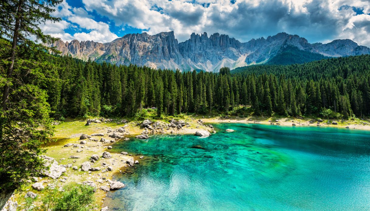 Sponde e vedute del Lago Carezza