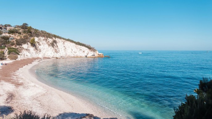 Spiaggia della Padulella, incastonata tra bianche pareti