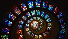 Il soffitto più bello del mondo è una spirale di vetro dai mille colori