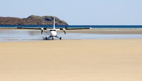 L’isola europea dove la pista dell’aeroporto è una spiaggia