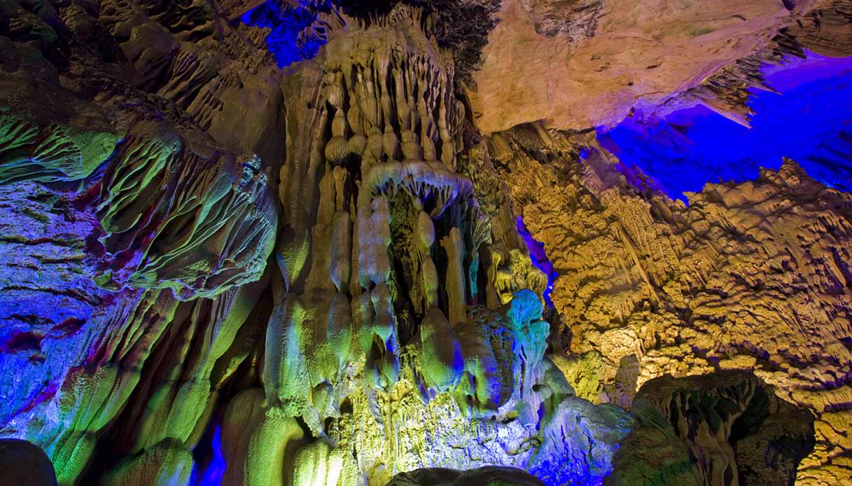 L'interno della Reed Flute Cave
