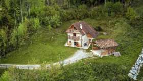 Puoi dormire in una baita nel bosco e vivere una fiaba italiana