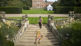 C’è un cadavere nel giardino: l’installazione floreale dedicata ad Agatha Christie