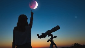 Eclissi di Luna e danza delle stelle: il cielo saluta l’autunno con questi show