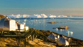 Dormire in un igloo con vista sugli iceberg ai confini del mondo