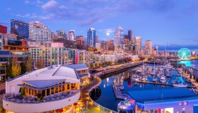 La città che è un set cinematografico en plein air: i luoghi iconici