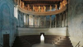 C’è un teatro antico situato nel cuore di questa città