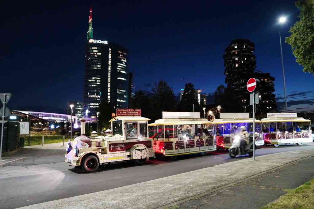 Treno, Trenino turistico di Milano , Giro dalla periferia al centro in trenino