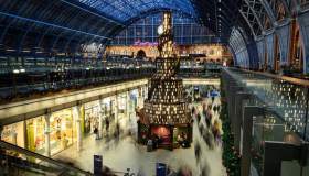 Questo è l’albero di Natale più magico di sempre: si trova a Londra