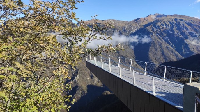 Inaugurata una spaventosa passerella a strapiombo sulla falesia