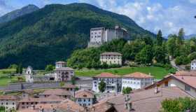 Stenico, il borgo immerso nel verde dominato da un antico castello