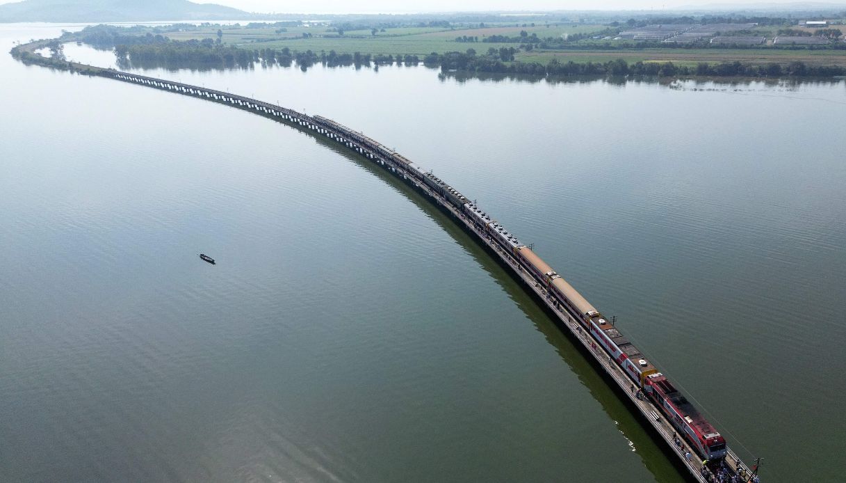 Thailandia: il viaggio a bordo del treno galleggiante è un’esperienza unica