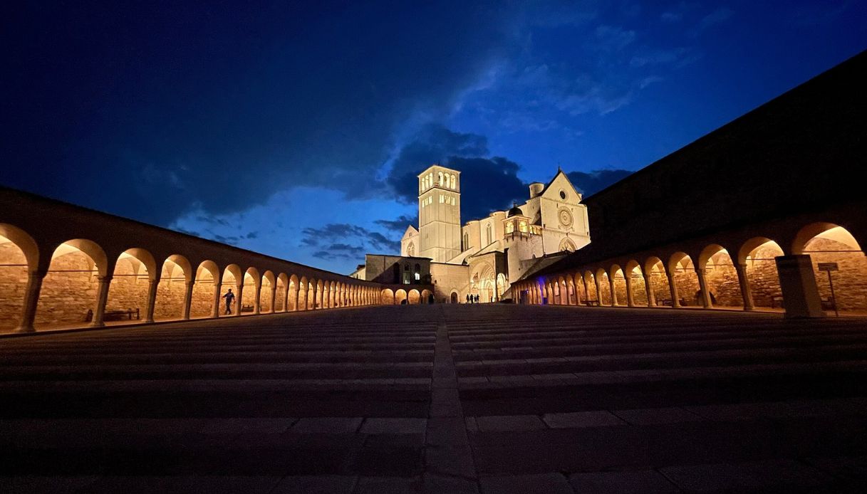 Basilica di San Francesco di Assisi durante l’ora blu, con una foto di Monica Rondini