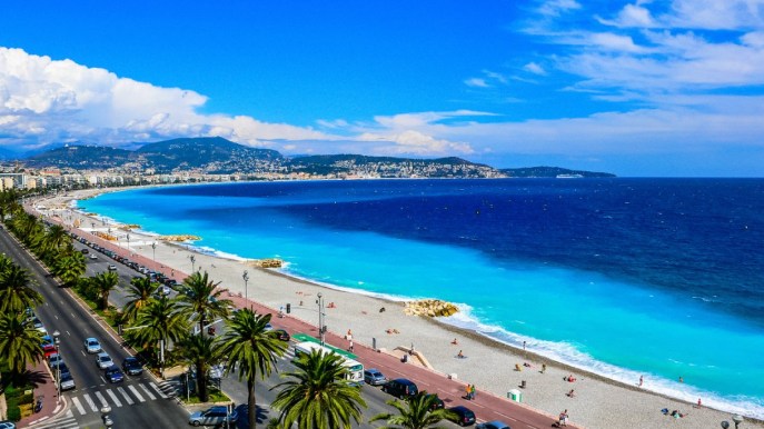 Al mare con Babbo Natale: la bizzarra usanza francese che ci piace