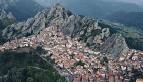 Puoi sorvolare il cielo come Babbo Natale: succede in Italia