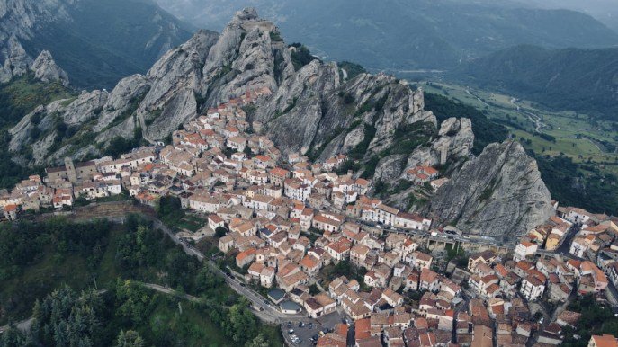 Puoi sorvolare il cielo come Babbo Natale: succede in Italia