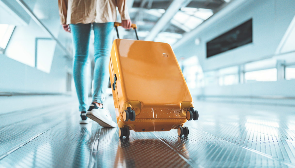 Il trucco per risparmiare sui biglietti di aereo, treno e bus