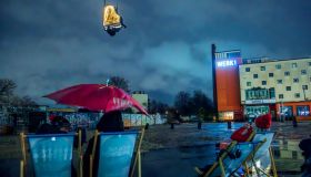 L’emozionante show musicale che si tiene nel cielo all’alba