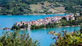 Puoi nuotare nel lago che ha rubato i colori al mare