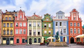 Questa piazza colorata è un caleidoscopio urbano che stupisce il mondo