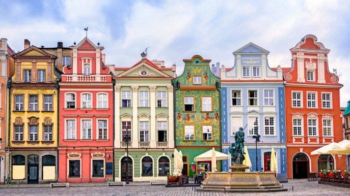 Questa piazza colorata è un caleidoscopio urbano che stupisce il mondo