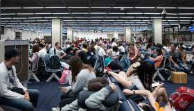 Caos aeroporti, perché ci sono stati migliaia di voli ritardati o cancellati