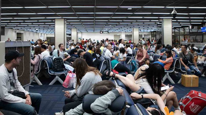 Caos aeroporti, perché ci sono stati migliaia di voli ritardati o cancellati