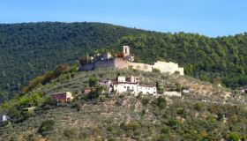 Il fiume per tutta la famiglia: le Fonti del Clitunno e il borgo di Campello