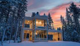 In mezzo alla foresta boreale si nasconde questa casa di vetro: puoi dormirci