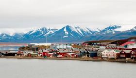 Longyearbyen, l’incantevole città delle Svalbard dove è “vietato” morire