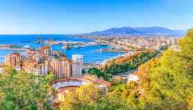 A Malaga sono comparsi degli adesivi “contro i turisti”