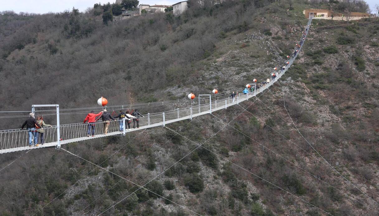 In Umbria hanno inaugurato il ponte tibetano più alto d’Europa
