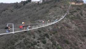 In Umbria hanno inaugurato il ponte tibetano più alto d’Europa
