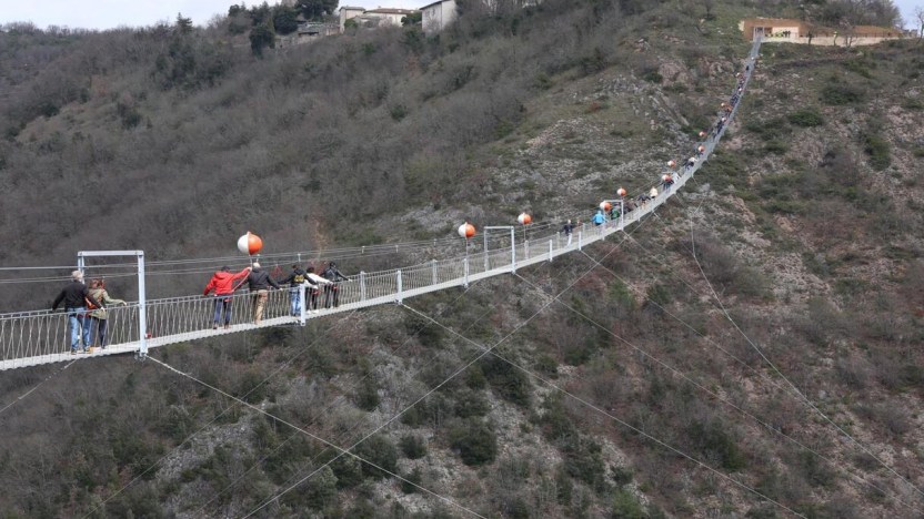 In Umbria hanno inaugurato il ponte tibetano più alto d’Europa