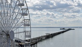 La suggestiva passeggiata vista mare sul pontile più lungo del mondo