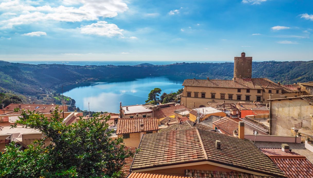 Borgo di Nemi che si affaccia sull'omonimo lago