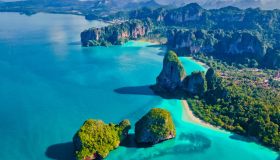 Railay, con le spiagge che sorgono tra maestose scogliere calcaree