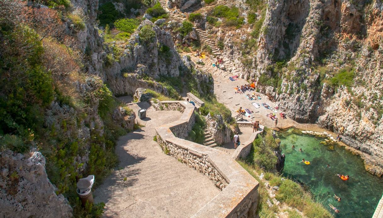 Baia del Ciolo, con l'omonima grotta e il ponte