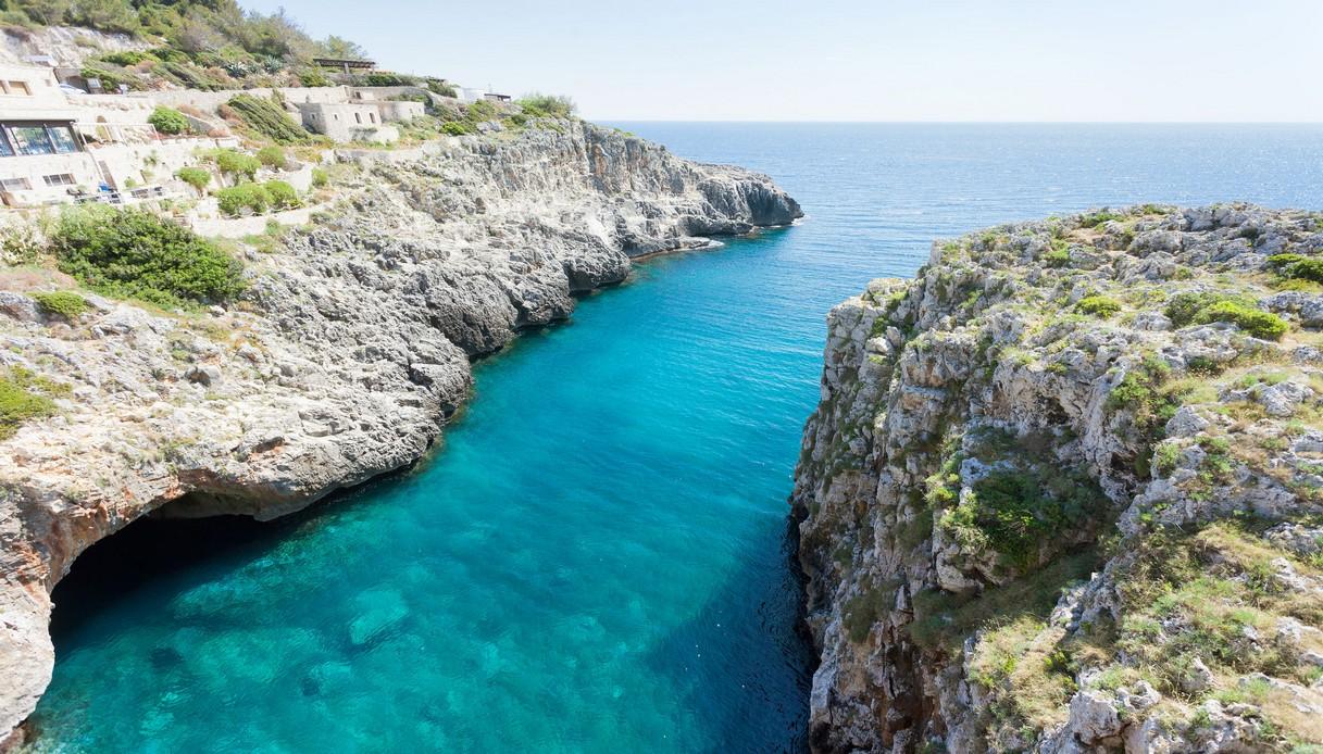 Falesie e mare cristallino in cui sorge la Grotta del Ciolo