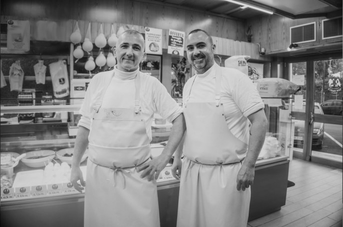 I titolari di Caseificio San Marco ritratti mentre sono nello store