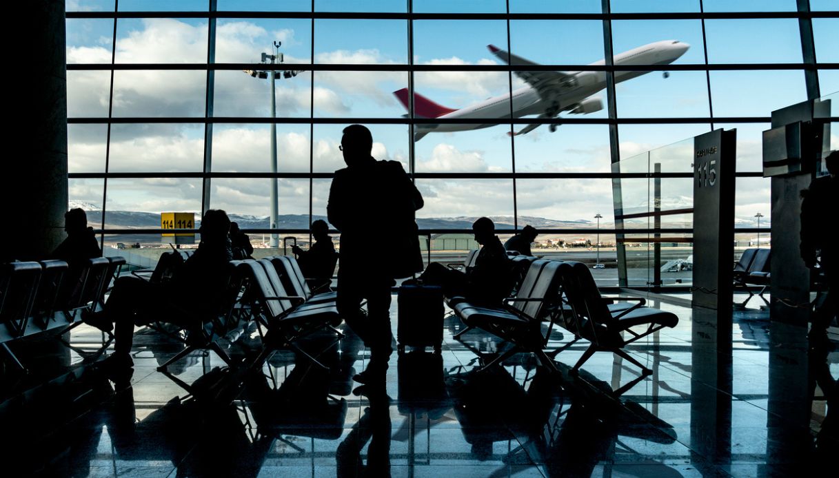 Gente in attesa nell'aeroporto di Ankara