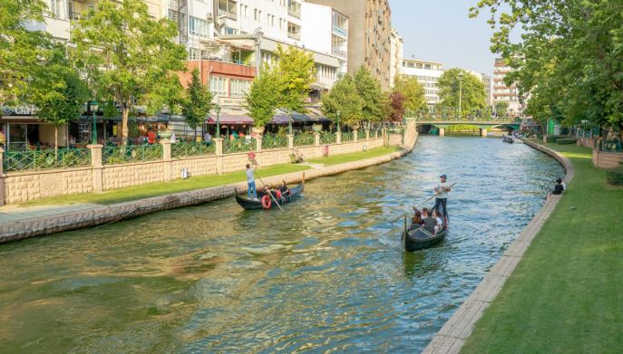 Gondole sul fiume Porsuk in Turchia
