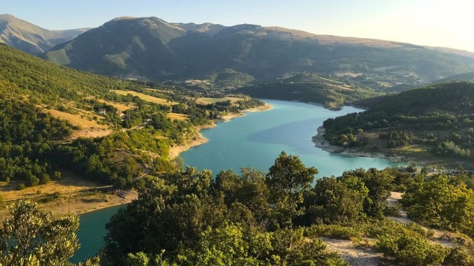 Lago di Fiastra, una gemma nel Parco Nazionale dei Monti Sibillini