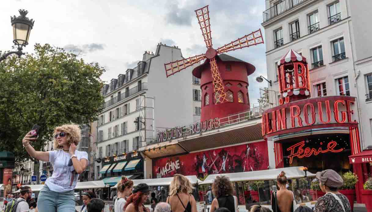 Parigi, torna a splendere uno dei simboli della città dell’amore