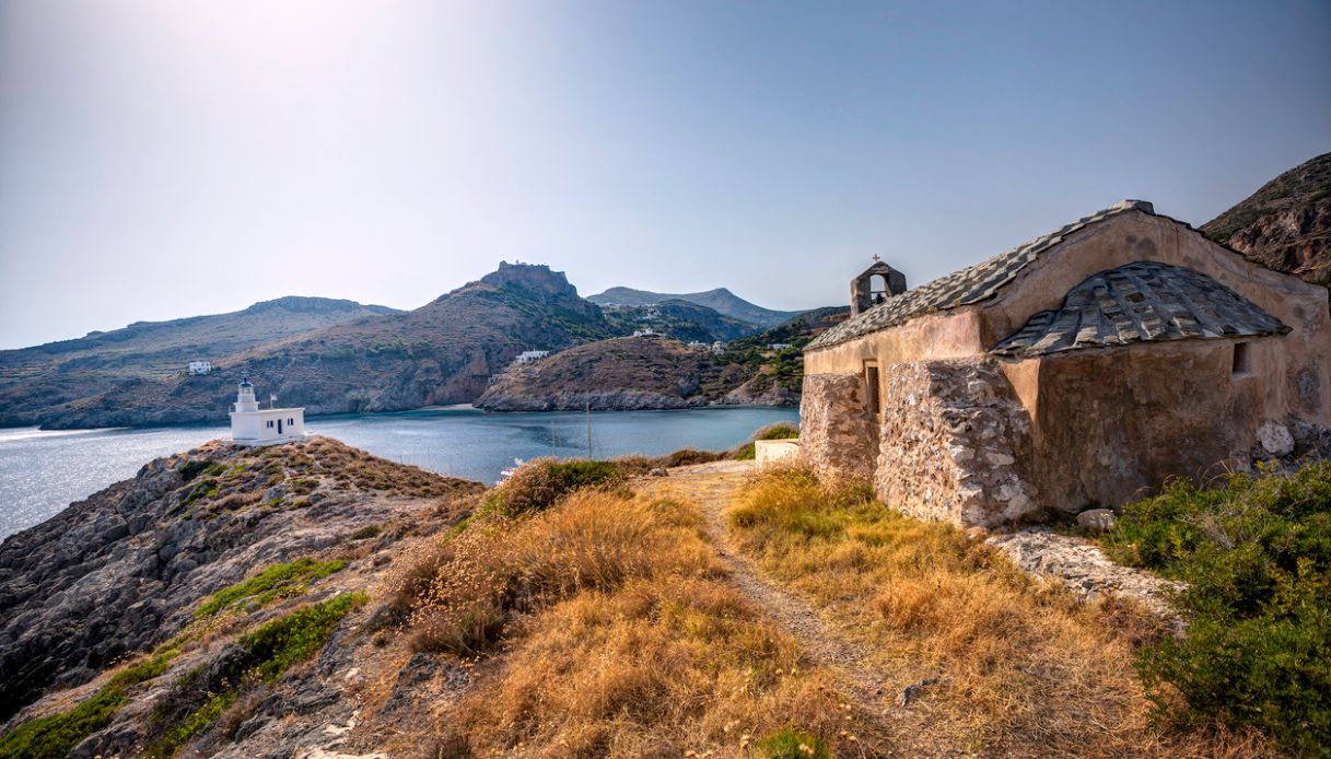 Chiesa abbandonata che si affaccia sul porto principale di Citera